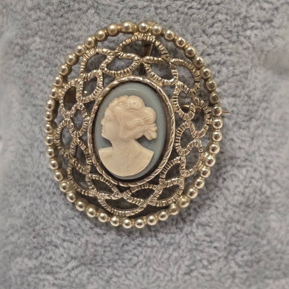 VTG 1950s Sarah Coventry Silvertone Filigree Cameo Brooch Pin Victorian Revival
